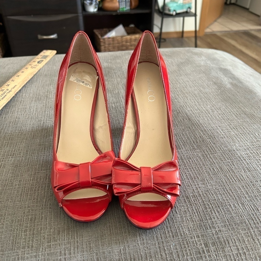Nine & co red shiny peel toe bow shoes size 8.5